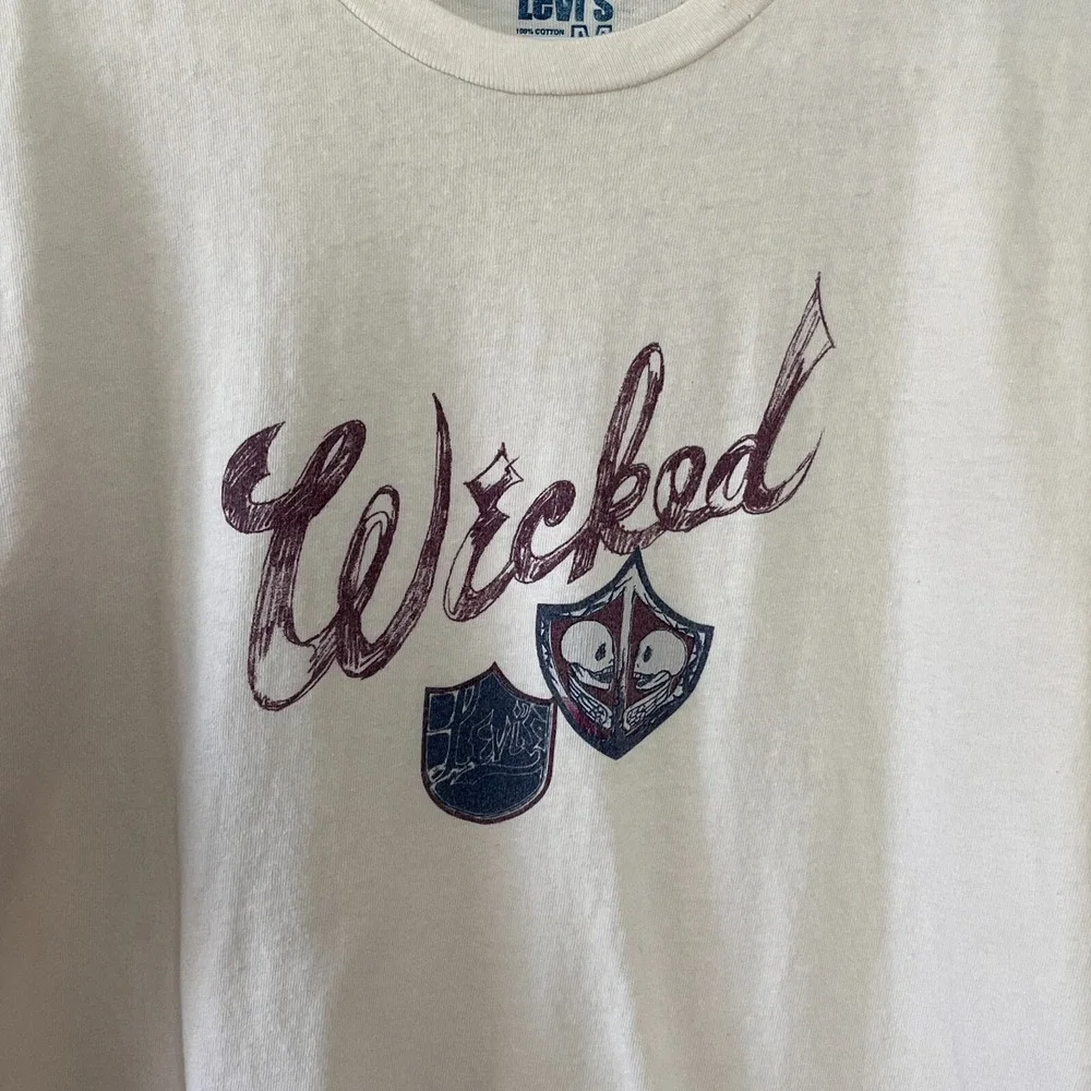 Vintage Y2K Levi's T-Shirt Mens M Cream Short Sleeve Wicked Skulls Pirate Print‎